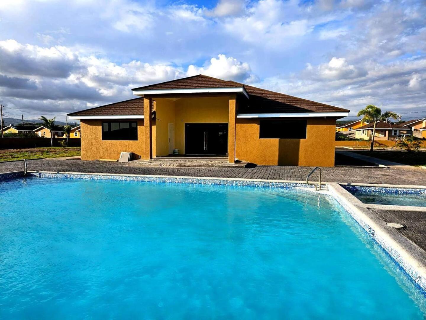 Bellarose At Colbeck ,Gated With Pool, Stylishly Modern Villa Old Harbour Екстериор снимка