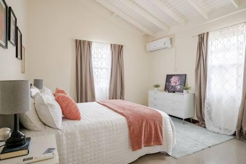 Bellarose At Colbeck ,Gated With Pool, Stylishly Modern Villa Old Harbour Екстериор снимка