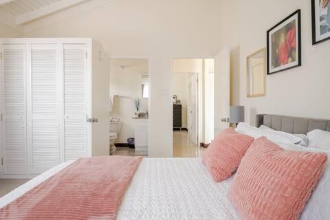 Bellarose At Colbeck ,Gated With Pool, Stylishly Modern Villa Old Harbour Екстериор снимка